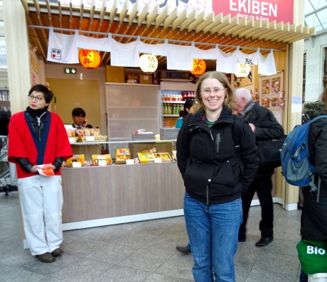 Boutique Ekiben à la gare de Lyon, à Paris, Bentô ou Bento de la Gare. Je pose devant. Vanessa Terral ou Teral