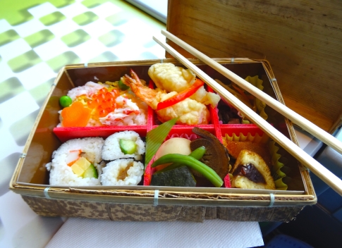 Ekiben, un bentô acheté dans une gare et mangé dans le train, acheté au Bento de la Gare à Paris, Gare de Lyon. Ici, le contenu du menu Omotenashi.